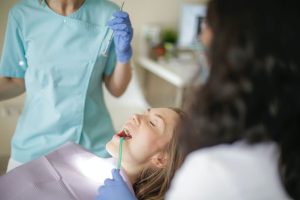 implanturi dentare