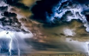 Care sunt conditiile meteorologice in localitatile din Mures Judetul Mures, situat in inima Romaniei, se bucura de o diversitate geografica si climatica care influenteaza conditiile meteorologice in diferitele sale localitati. Acestea includ municipii precum Targu Mures, dar si orase mai mici si sate, fiecare avand caracteristici meteorologice specifice. In cele de mai jos vei descoperi lista localitatilor din judetul Mures care sunt tot mai afectate de vremea capricioasa. Care sunt conditiile meteorologice in localitatile din Mures Un aspect important de mentionat este faptul ca Muresul se incadreaza intr-un climat temperat continental, caracterizat de patru anotimpuri bine definite. In acest sens, vom explora detaliat conditiile meteorologice specifice fiecarui sezon. Primavara aduce temperaturi moderate, cu cresterea graduala a temperaturilor dupa lunile reci de iarna. In aceasta perioada, natura infloreste, iar temperaturile diurne variaza in mod obisnuit intre 10 si 20 de grade Celsius. Cu toate acestea, ploi si schimbari bruste de temperatura pot sa apara. Vara in Mures se caracterizeaza prin zile calduroase si nopti racoroase. Temperaturile zilnice pot atinge adesea 30 de grade Celsius sau chiar mai mult, iar precipitatiile sunt mai reduse comparativ cu cele din primavara. Acest sezon aduce bucuria festivalurilor locale si a activitatilor in aer liber. Toamna aduce o schimbare a peisajului, iar temperaturile incep sa scada gradual. Zilele devin mai scurte, iar temperaturile diurne variaza intre 10 si 20 de grade Celsius. Ploile devin mai frecvente, iar frunzele arborilor isi schimba culorile, oferind un spectacol vizual impresionant. Iarna, Muresul se transforma intr-o lume acoperita de zapada. Temperaturile pot scadea sub zero grade Celsius, iar ninsoarea devine o prezenta constanta. In special in zonele mai inalte ale judetului, se pot inregistra cantitati semnificative de zapada, creand peisaje pitoresti. Este important de mentionat ca, in ultimii ani, schimbarile climatice au influentat si aceasta regiune, aducand fenomene meteorologice mai extreme. Verile pot deveni mai calduroase, iar iernile pot fi caracterizate de perioade de temperaturi neobisnuit de blande sau de vreme capricioasa. In concluzie, conditiile meteorologice din localitatile din Mures sunt variate si influentate de climatul temperat continental al regiunii. De la verile calduroase la iernile acoperite de zapada, locuitorii se adapteaza la schimbarile climatice si isi planifica activitatile in functie de acestea.