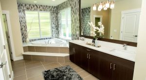 Jacuzzi de interior pentru baie sau cadă cu hidromasaj obișnuită? Cum decizi ce ți se potrivește
