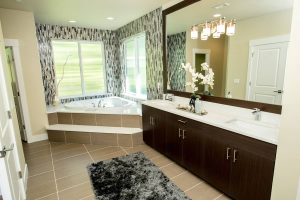 Jacuzzi de interior pentru baie sau cadă cu hidromasaj obișnuită? Cum decizi ce ți se potrivește