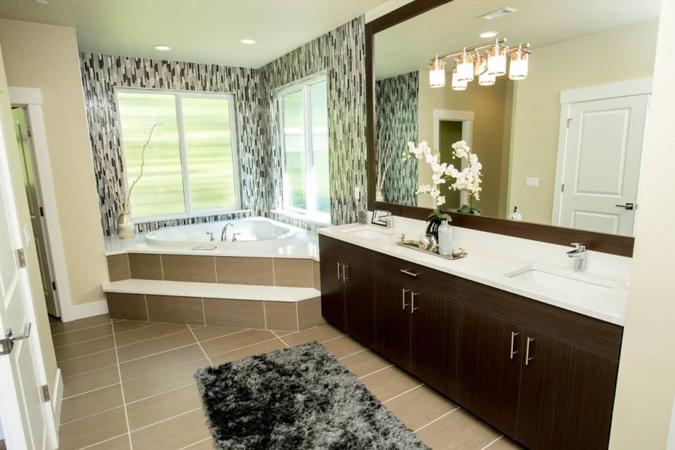 Jacuzzi de interior pentru baie sau cadă cu hidromasaj obișnuită? Cum decizi ce ți se potrivește