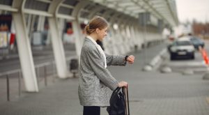 Este posibil să lași mașina închiriată la alt aeroport din România?