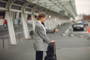 Este posibil să lași mașina închiriată la alt aeroport din România?