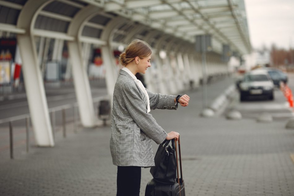 Este posibil să lași mașina închiriată la alt aeroport din România?