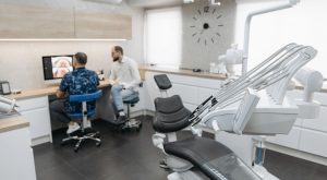 Sensibilitatea dentară și eroziunea smalțului: de ce apare și ce funcționează cu adevărat