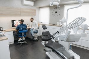 Sensibilitatea dentară și eroziunea smalțului: de ce apare și ce funcționează cu adevărat