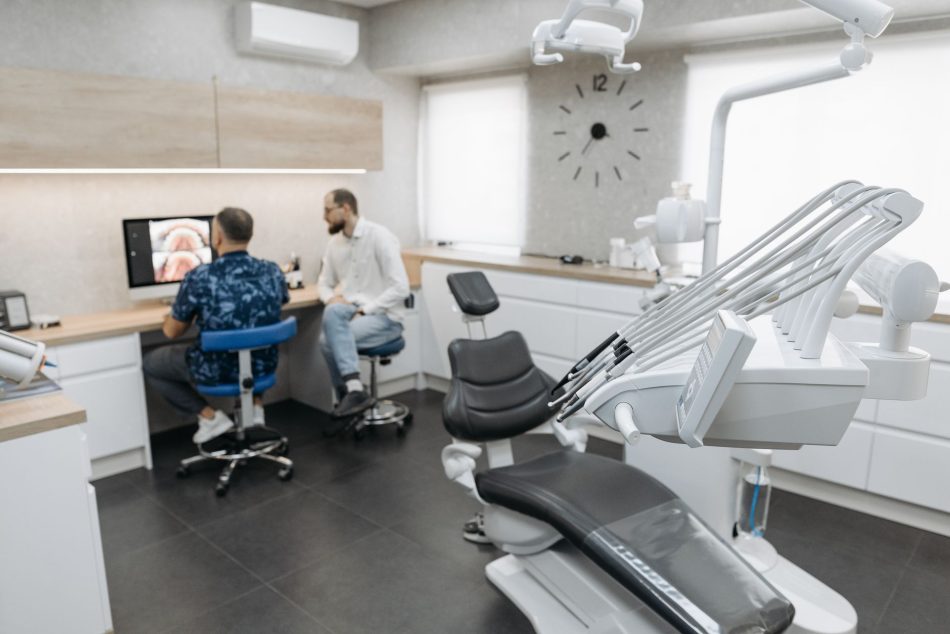 Sensibilitatea dentară și eroziunea smalțului: de ce apare și ce funcționează cu adevărat