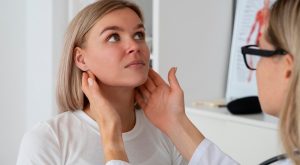 Tiroida: când faci analiza TSH și ce simptome merită verificate?