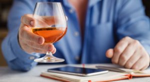 Consumul de alcool: cum îți evaluezi sincer obiceiurile