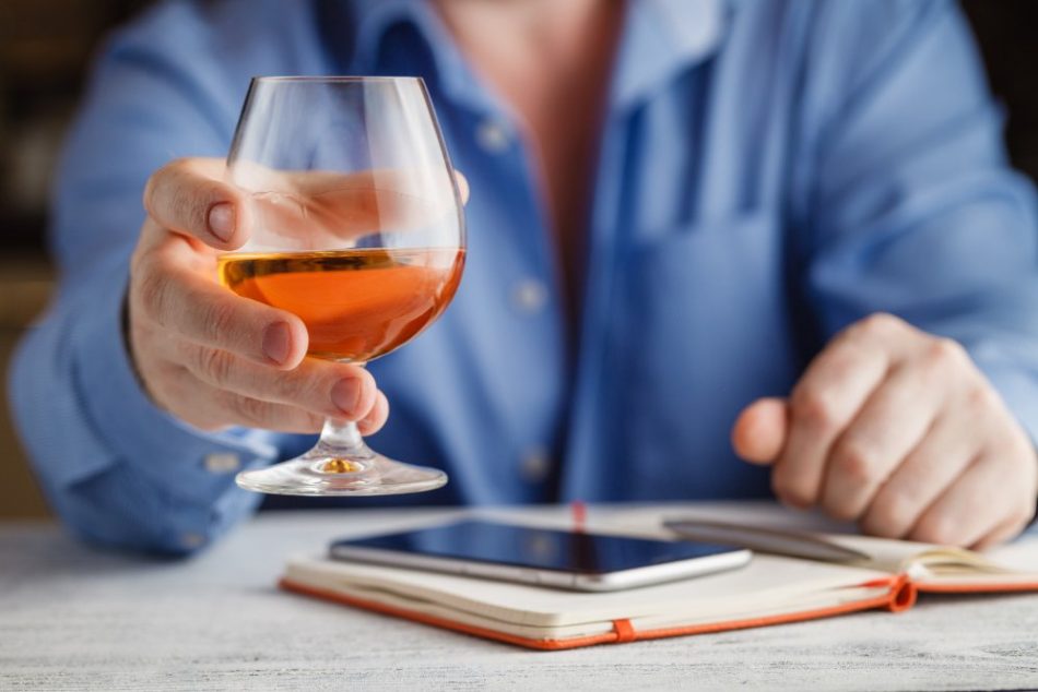 Consumul de alcool: cum îți evaluezi sincer obiceiurile