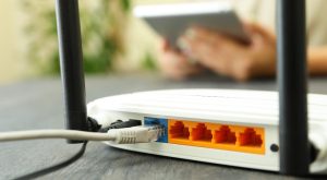 Boxă Bluetooth cu baterie sau una la priză: unde o pui contează mai mult decât crezi