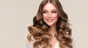 Părul alb natural: cum îl îngrijești ca să rămână luminos