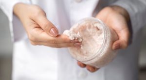 Uleiul facial: cum îl introduci în rutină și în ce ordine îl aplici