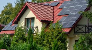 Policarbonat sau folie pentru solar: durabilitate, lumină și preț